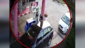 VIDEO Doi bărbați au făcut plinul mașinii și apoi au fugit. Cei doi au folosit o mașină fără plăcuțe de înmatriculare